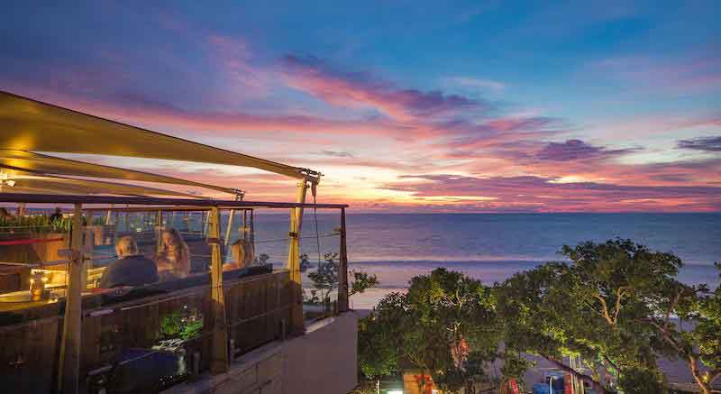 The Rooftop Sunset Bar di Double Six